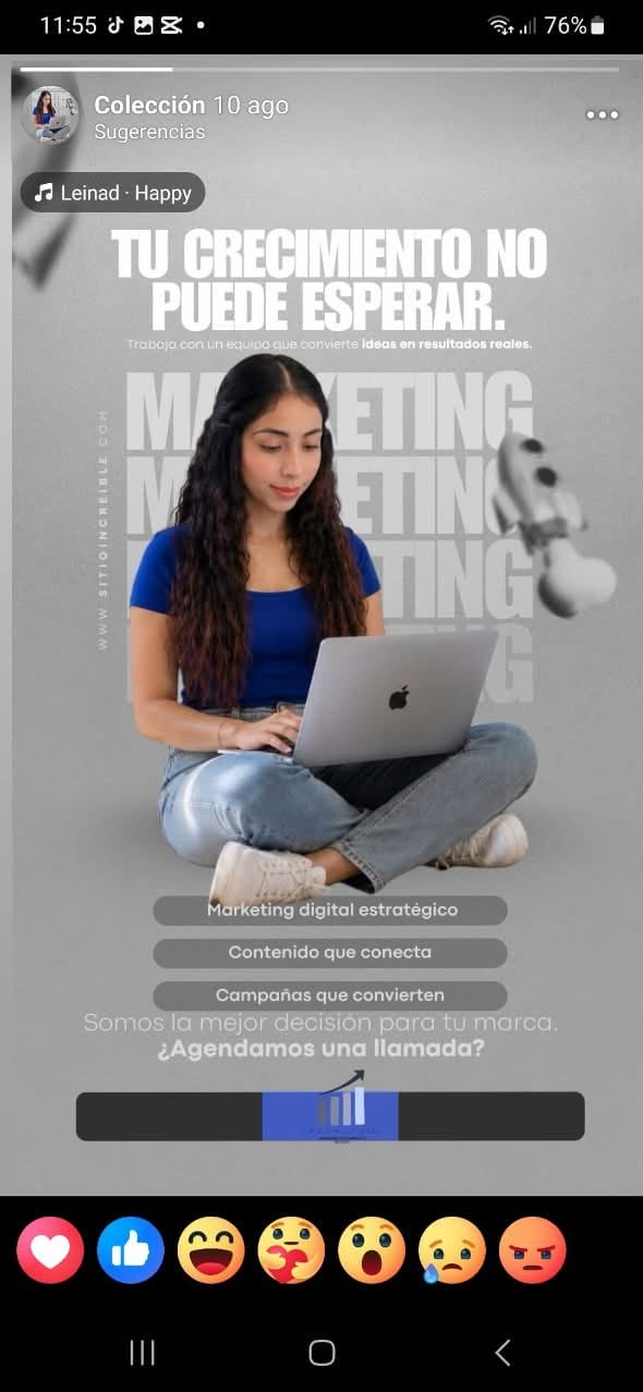Profesional de marketing digital trabajando con una computadora